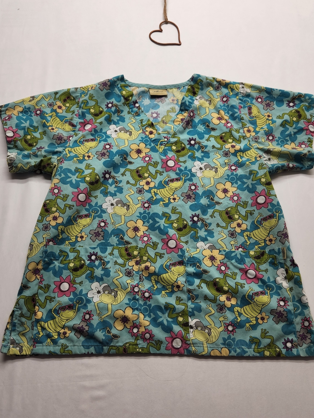 ⭐️Tafford Vintage Scrub Top Frog Floral Print V-Neck No Size Tag
See Pictures